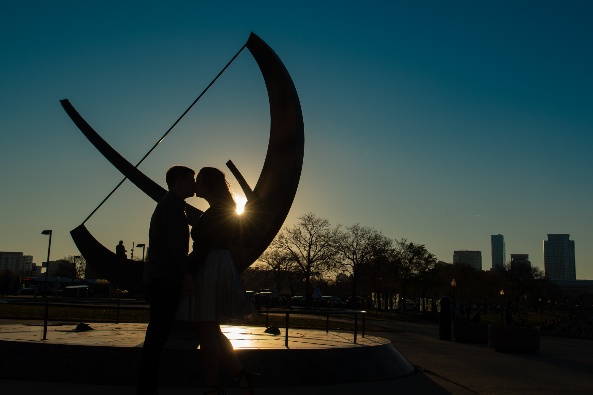 chicago-engaged-couple-lake-skyline-silhouette-sculpture